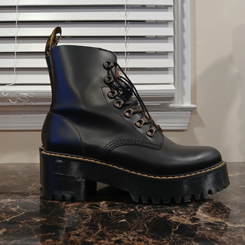Dr. Martens Leona Vintage Air Wair Smooth Leather Heel Boots Size 9 for Women
